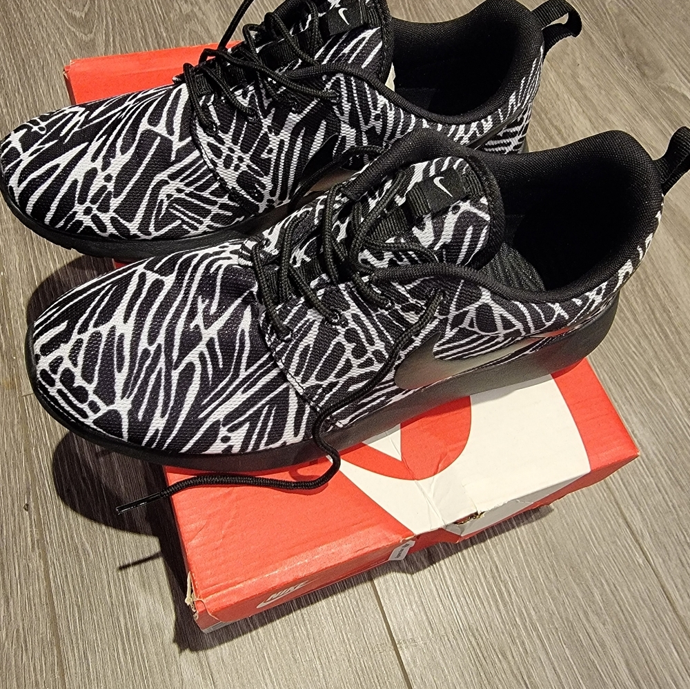 *Gently used* NIKE Roshe Print Sneaker